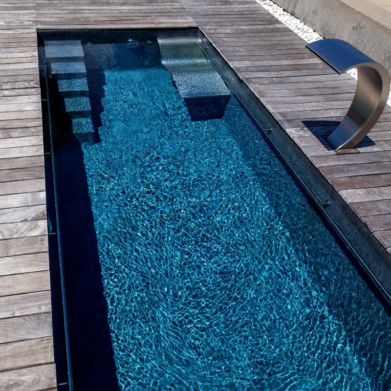 piscina azul oscuro