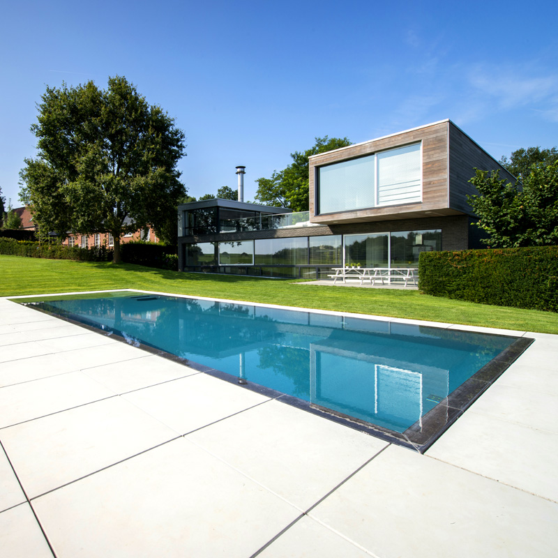 piscina infinita con casa de diseño moderna