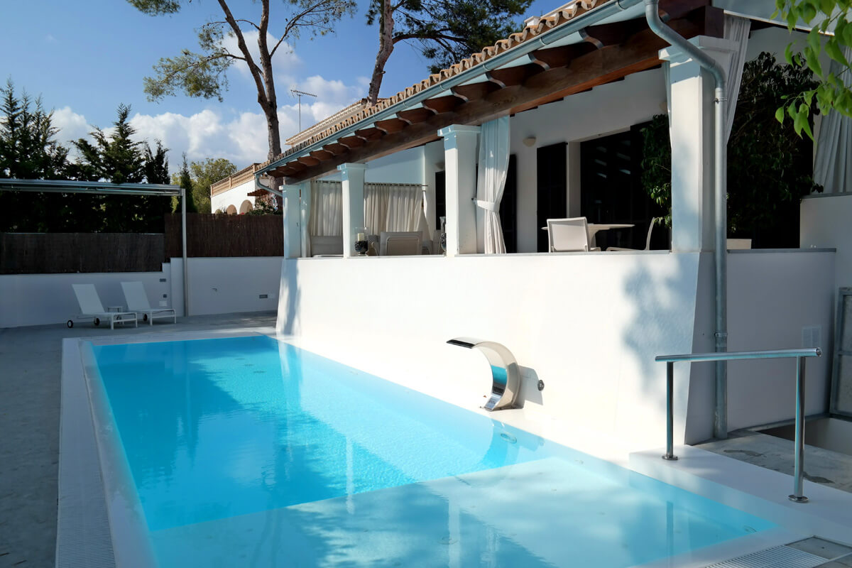 piscina pequeña blanca