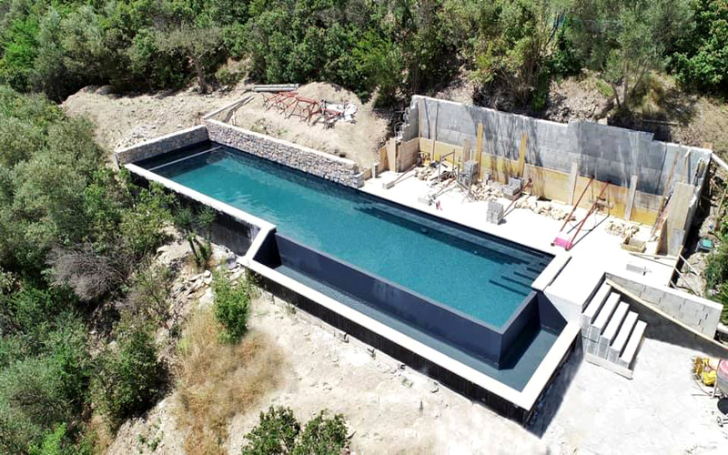 construcción piscina elevada infinita