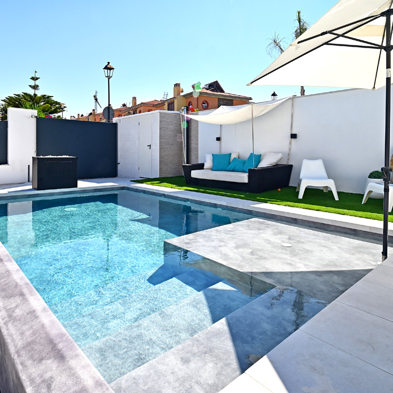 piscina moderna en Cadiz