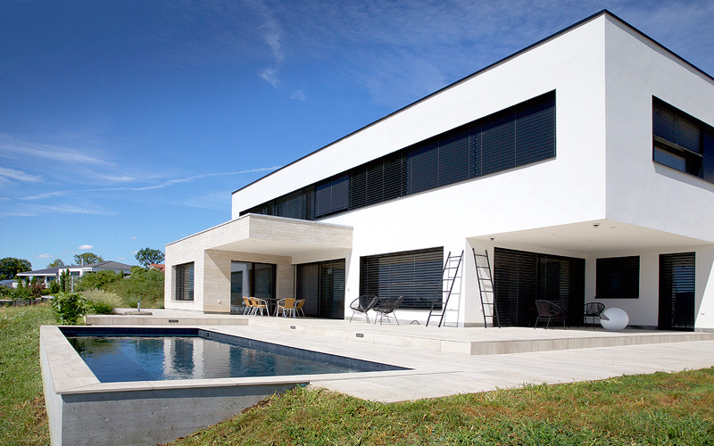 piscina elevada en casa moderna