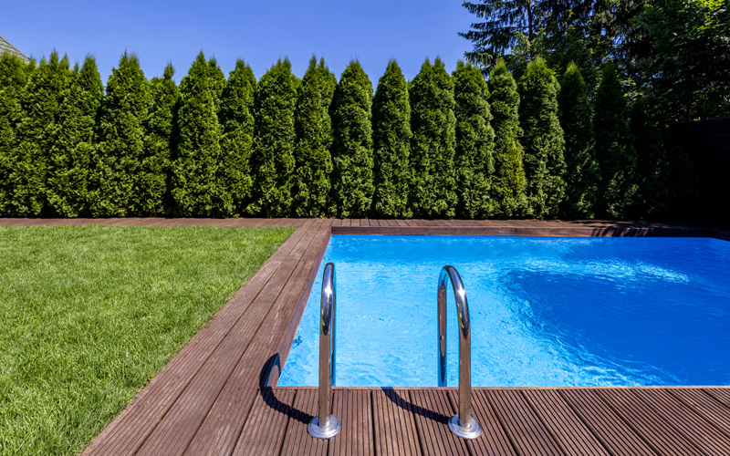 piscina con cesped artificial madrid