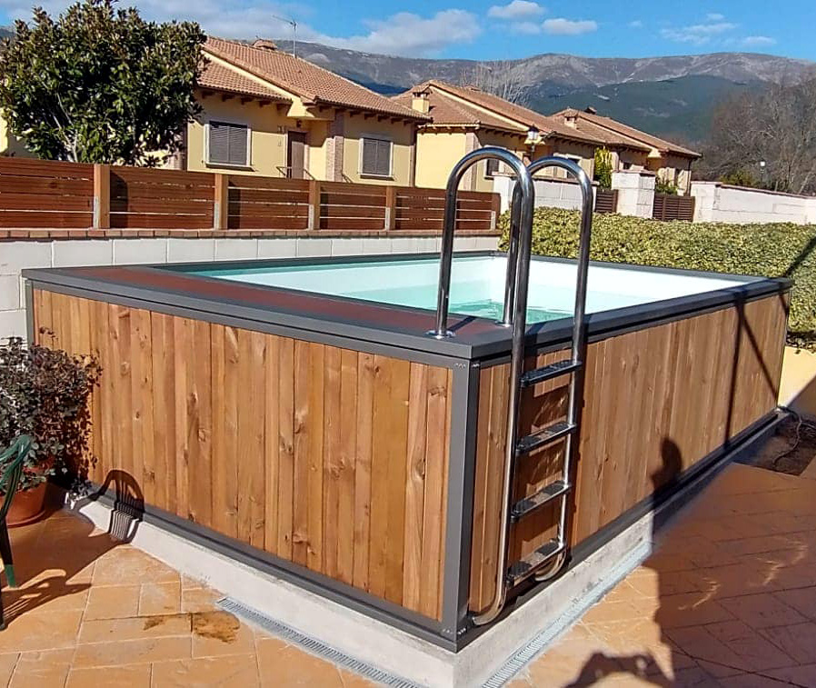 piscina de madera en patio pequeño