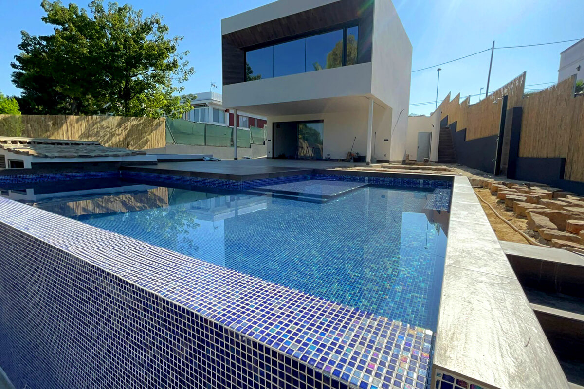 Casa de diseño con piscina de obra desbordante en valencia