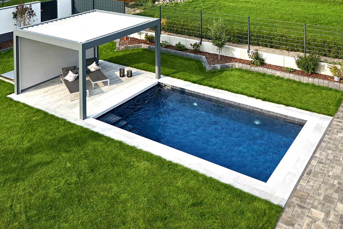 piscina rectangular con escaleras de obra pergola de jardín y cesped artificial