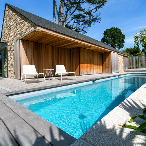casa con piscina lamina armada gris claro rectangular de obra con skimmer y borde piscina de madera