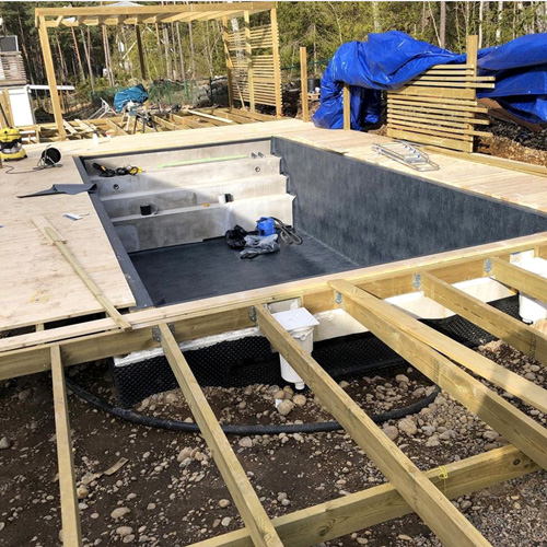 construcción piscina de hormigón con escalera de obra con skimmer con lamina armada xomo revestimiento piscina y tarima de madera