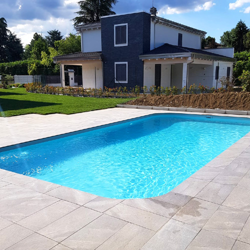 piscina lamina armada color azul claro rectangular con borde piscina porcelánico y skimmer piscina en casa de lujo