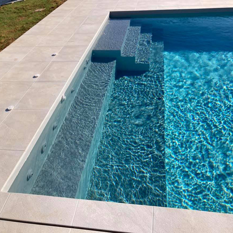 piscina madrid verano con banco y escalera de obra