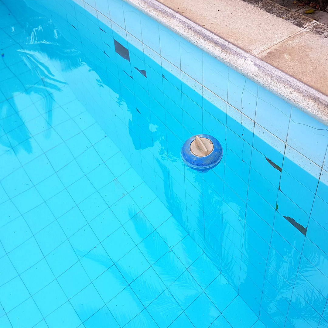 reparación piscina de obra con azulejos rotos borde piscina sucio y viejo y fugas de agua