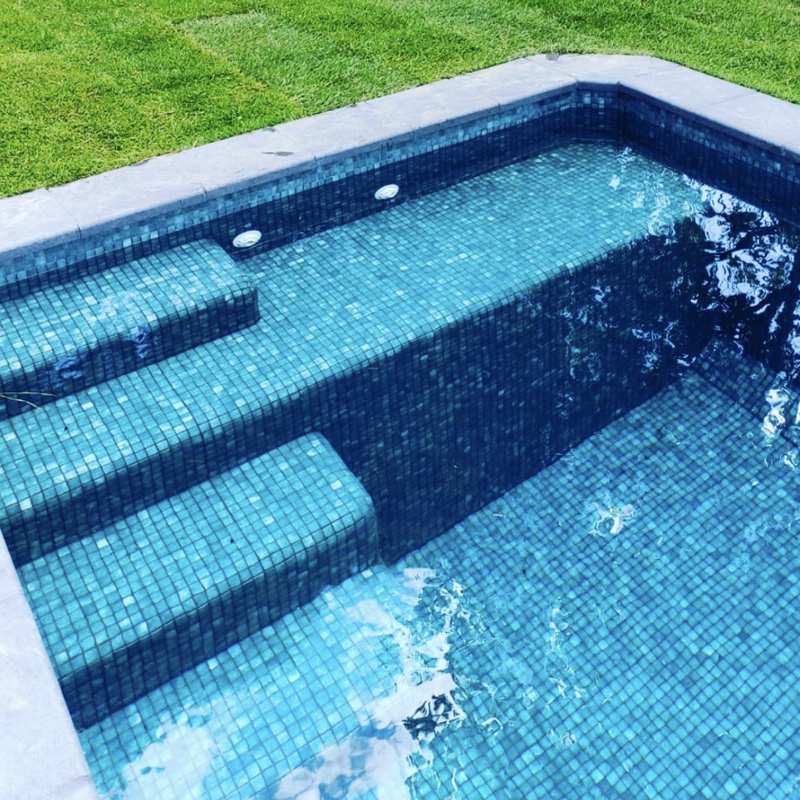 piscina alcorcon de obra con revestimiento piscina mosaico gresite azulejo banco piscina de hormigon y escalera de obra 