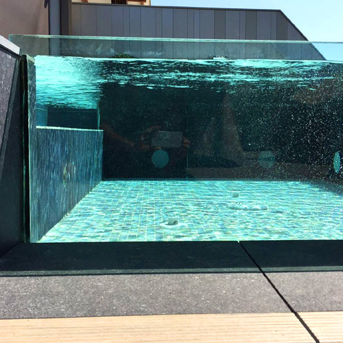 piscina con cristal