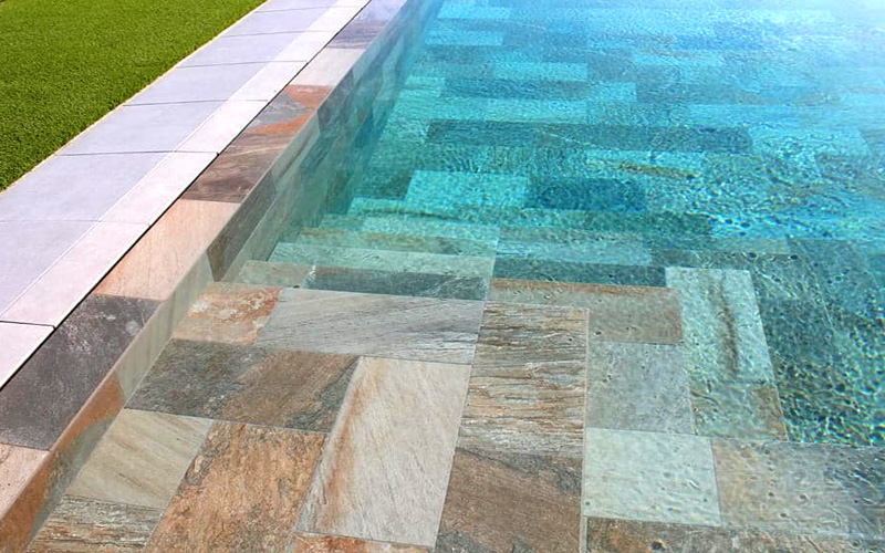 piscina de obra en Almeria con revestimiento piscina porcelanico y escalera de obra