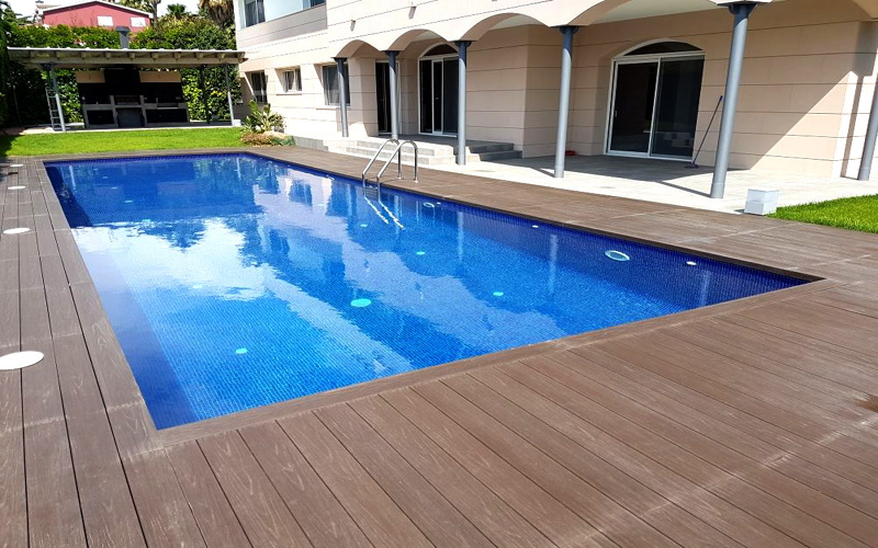 piscina de obra rectangular cordoba para terraza con suelo porcelánico en Montilla y pozo blanco