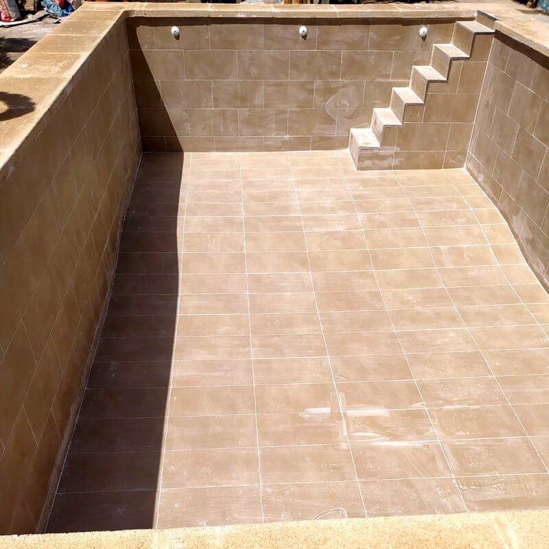 piscina de obra reformada y reparada con porcelánico en Almería