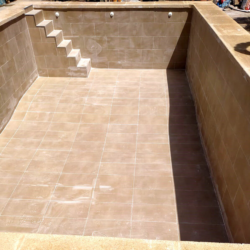 piscina de obra reformada y reparada con porcelánico en Málaga