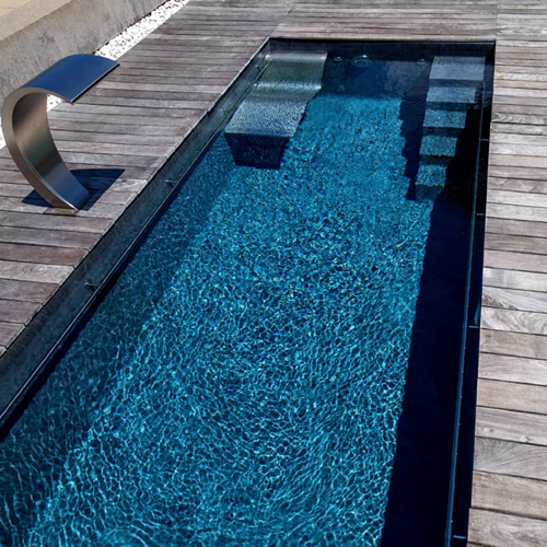piscina lamina armada rectangular con cascada y escalera de obra con revestimiento liner piscina