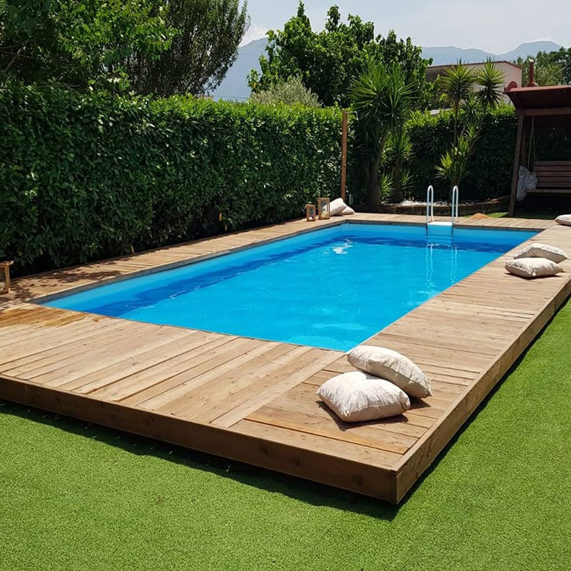 piscina poliester almería semienterrada con cesped artificial y tarima de madera