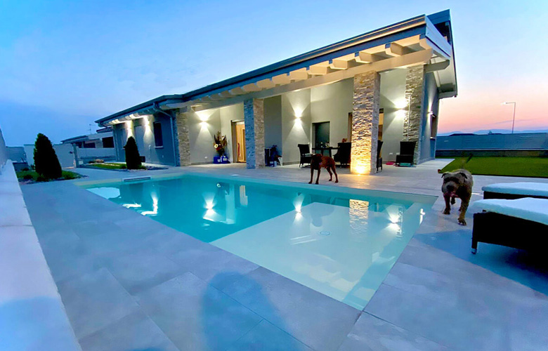 piscinas de obra rectangulares con lámina armada liner platja d'aro Girona en casa con porche y piscina