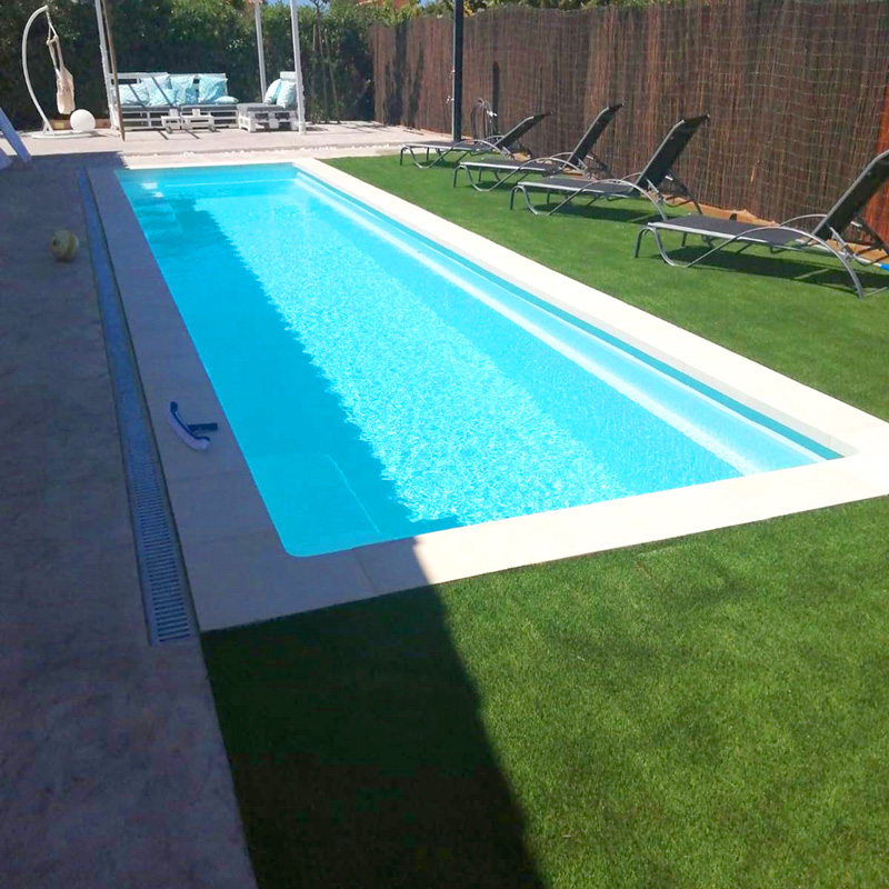piscinas poliester malaga rectangulares para jardín con cesped artificial
