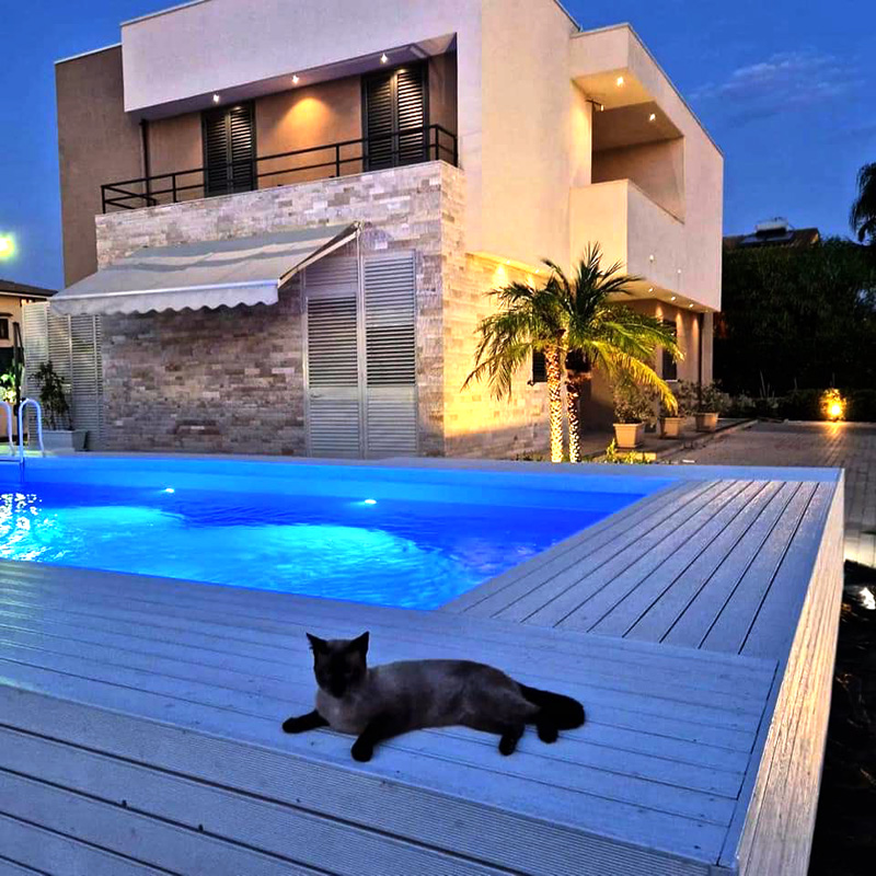 piscinas prefabricadas de poliester valencia de noche con tarima de madera en casa moderna