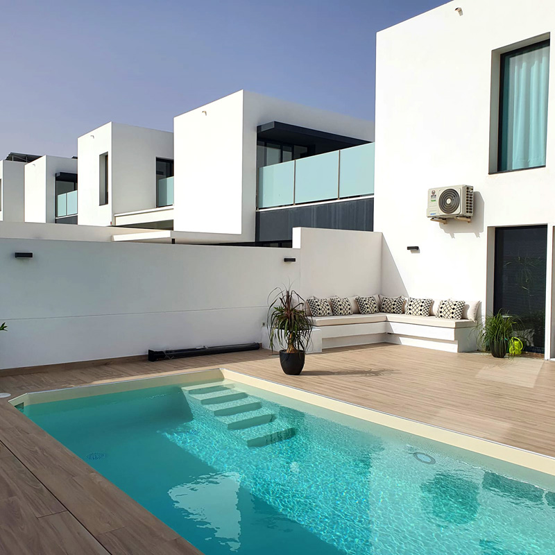 terraza con piscina moderna rectangular con liner lamina armada piscinas y escalera de obra Marbella Malaga