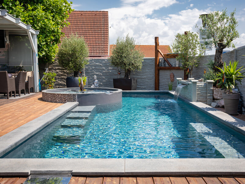 casa con porche y piscina de obra moderna con spa cascada y luces