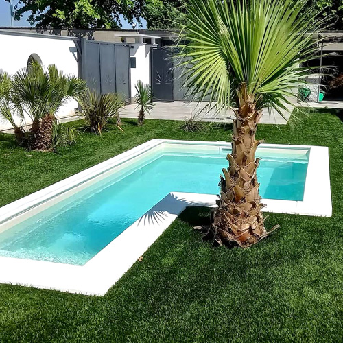 jardín moderno con piscina pequeña de obra con escalera de obra y liner piscina
