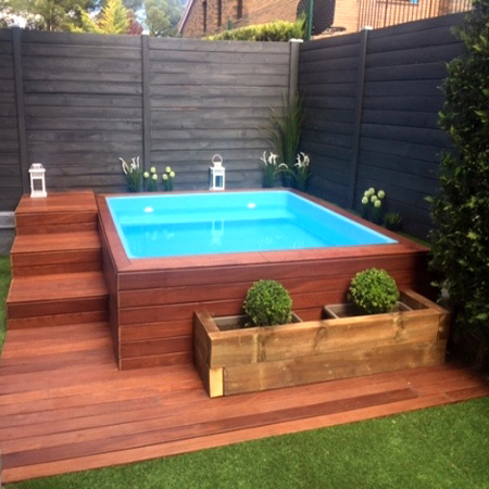 mini piscina de poliester elevada 2x2 Montse piscina cuadrada reforzada con fibra de vidrio y con tarima de madera sintética a medida