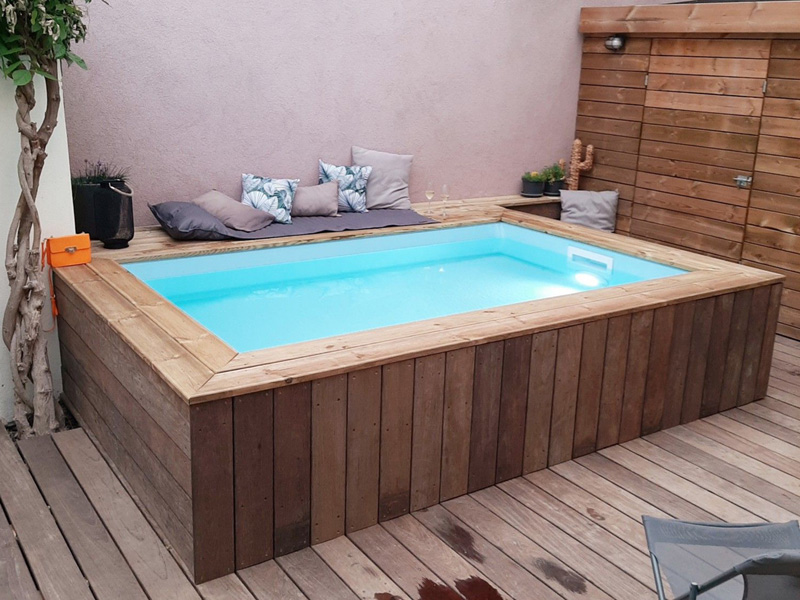 patio pequeño con piscina 3x2 elevada rectangular prefabricada de poliester forrada de madera