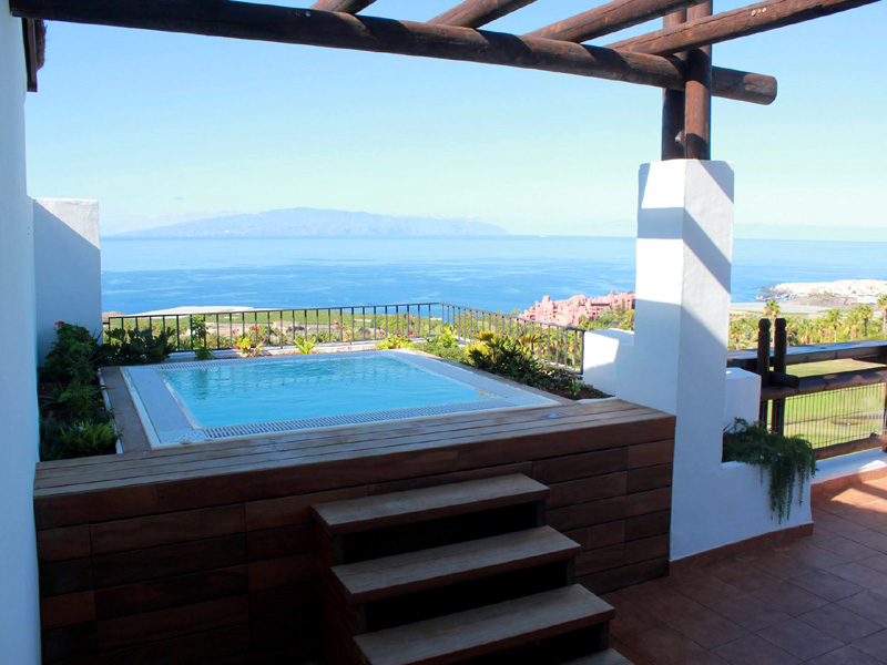 pequeña piscina prefabricada fibra de vidrio  ligera con encanto sin permiso de obra en atico o terraza en Tenerife