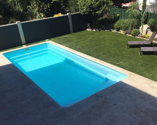 piscina de fibra y poliester lanzarote rectangular y con escalera piscina en jardin moderno con suelo piscina porcelanico