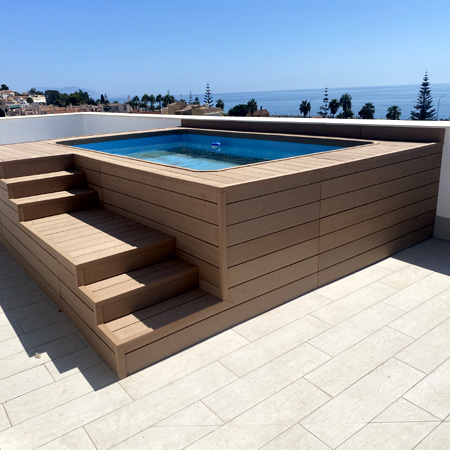 piscina elevada de fibra de vidrio sin permiso con tarima de madera técnica en azotea 
