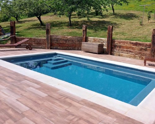piscina fibra de vidrio rectangular con escalera de poliester lateral peninsula de coinpol gris oscuro