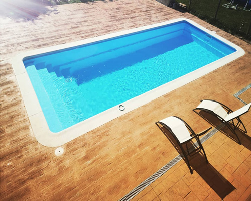 piscina fibra de vidrio rectangular con escaleras de poliester anchas comunidad azul claro de coinpol