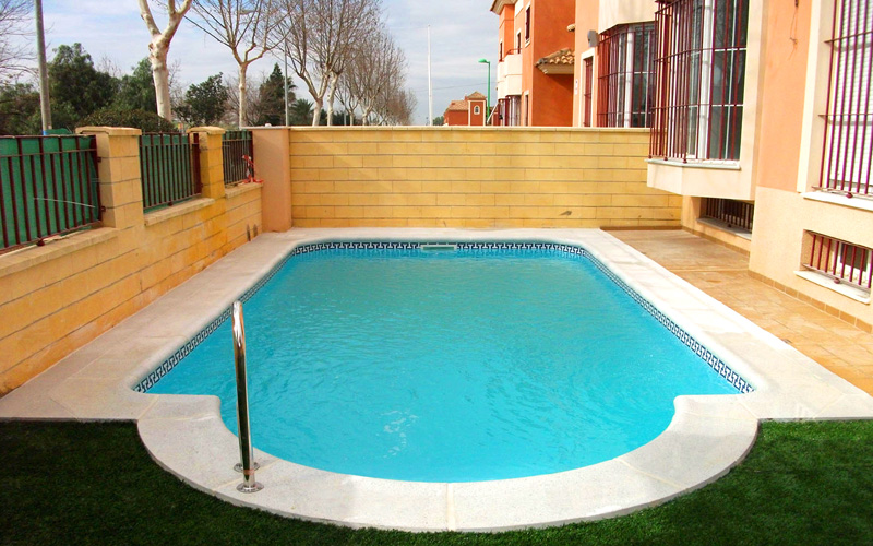 piscina poliester Andromeda3 con forma de piscina romana