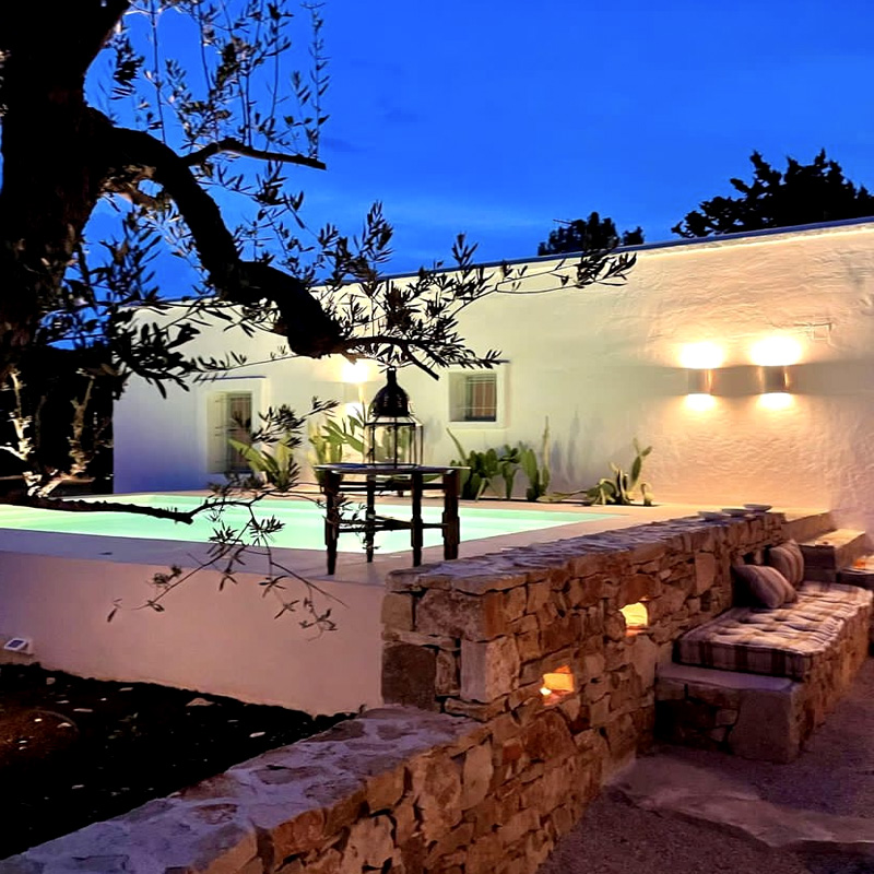 piscina poliester elevada iluminada con foco piscina de noche con muro de obra y de piedra rústica