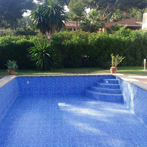 piscina rectangular con escalera de obra y revestimiento  liner piscinas con estampado gresite en Alfaro Logroño la Rioja