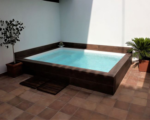 Mini piscina swim spa de fibra de vidrio y poliester pequeña rectangular elevada con banco y jets de hidromasaje tricia para terraza o patio