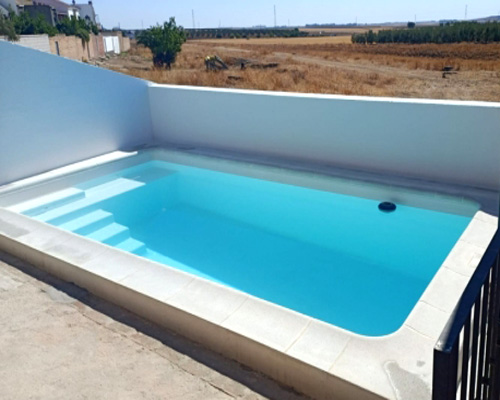 piscina de resina con poliester y fibra de vidrio rectangular enterrada Marrakech2 con banco y escalera de poliester