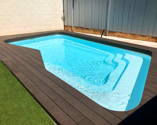 piscina prefabricada poliester Diana con escaleras de fibra anchas modernas y forma de piscina libre irregular y moderna