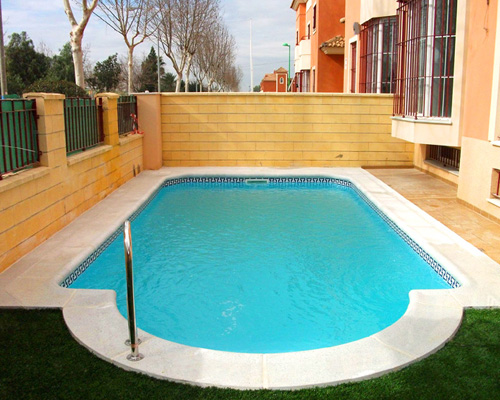 piscina romana 6x3 Andromeda3 de poliester para terraza pequeña