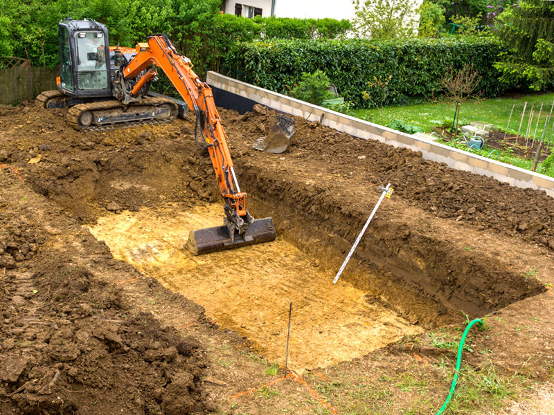 Escavación piscina prefabricada de poliester con excavadora pequeña