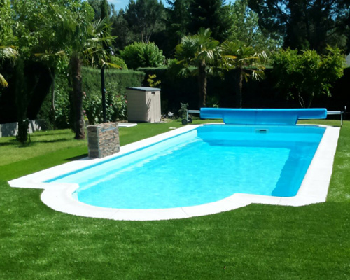 piscina poliester profunda romana rectangular grande con fondo piscina con pendiente ilusion de coinpol y cobertor piscina