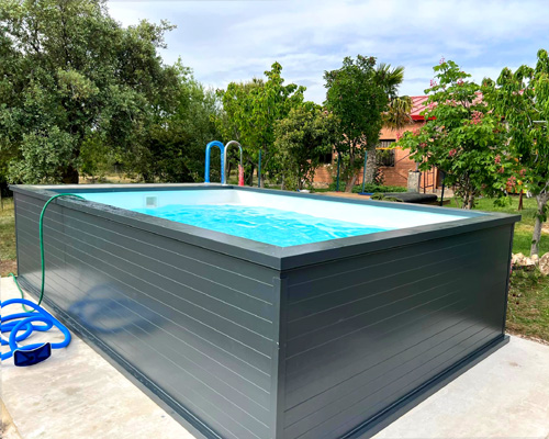 color piscina prefabricada elevada gris con liner blanco y aluminio color gris