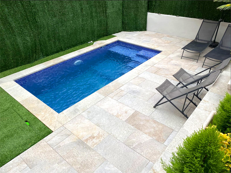 construcción de piscinas en terraza con piscina pequeña de obra rectangular con playa y escaleras de obra para piscina en Barcelona