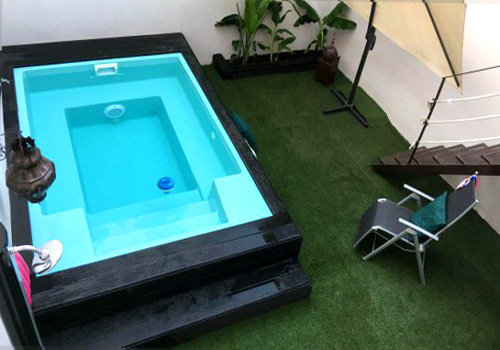 piscina de fibra pequeña 3x2 semienterrada CS32 con foco y skimmer para instalar elevada