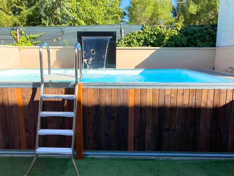 piscina de madera con revestimiento de liner y equipada con cascada piscina escalera piscina metálica para terraza