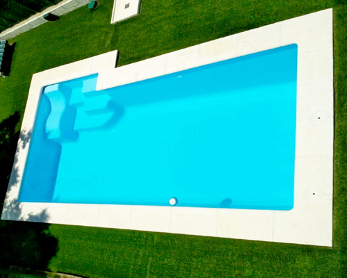 piscina en L rectangular de poliester y fibra de vidrio con escaleras de fibra y cama de hidromasaje Pilar650 spa